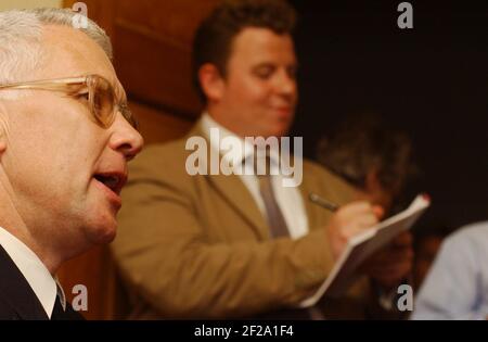 Alan Pickering, partner di Watson Wyatt, autore di 'UN modo più semplice per migliorare le pensioni', in una conferenza stampa.11 luglio 2002 foto Andy Paradise Foto Stock