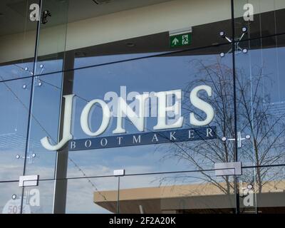 Jones Bootmaker, negozio e cartello, Rushden Lakes Shopping Centre, Northamptonshire, Regno Unito Foto Stock