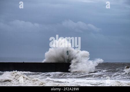 Aberystwyth, Ceredigion, Galles, Regno Unito. 11 Marzo 2021 tempo in Gran Bretagna. Un enorme rigonfio e venti potenti creano grandi onde che batte la città costiera di Aberystwyth. © Rhodri Jones/Alamy Live News Foto Stock