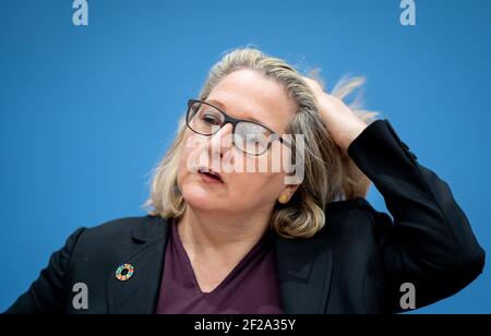 Berlino, Germania. 11 Marzo 2021. Svenja Schulze (SPD), Ministro federale dell'ambiente, della conservazione della natura e della sicurezza nucleare, tiene una conferenza stampa sul decimo anniversario della catastrofe nucleare di Fukushima e presenta un documento sul completamento della fase di eliminazione del nucleare. Credit: Kay Nietfeld/dpa/Alamy Live News Foto Stock