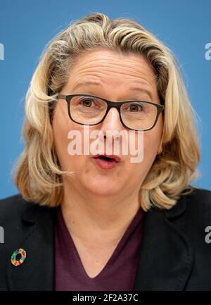 Berlino, Germania. 11 Marzo 2021. Svenja Schulze (SPD), Ministro federale dell'ambiente, della conservazione della natura e della sicurezza nucleare, tiene una conferenza stampa sul decimo anniversario della catastrofe nucleare di Fukushima e presenta un documento sul completamento della fase di eliminazione del nucleare. Credit: Kay Nietfeld/dpa/Alamy Live News Foto Stock