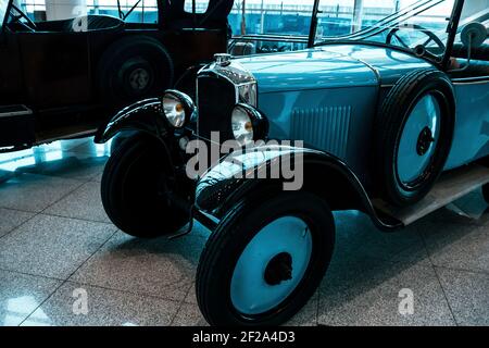 4 giugno 2019, Mosca, Russia: Vista laterale di Peugeot 172 R (blu) 1926. Classiche auto retrò degli anni '20. Foto Stock