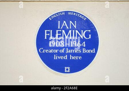 Londra, Regno Unito. Lapide commemorativa: 'IAN FLEMING 1908-1964 Creatore di James Bond vissuto qui' a 22 Ebury Street, Belgravia, SW1W Foto Stock