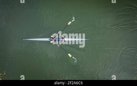 Drone vista dall'alto di una barca a remi (cranio singolo) sul fiume Oise, Butry sur Oise, Val d'Oise, Francia Foto Stock