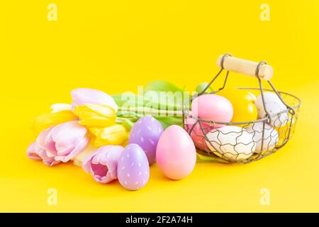 Biglietto d'auguri pasquale con uova e tulipani colorati decorativi. Concetto di Pasqua - immagine Foto Stock