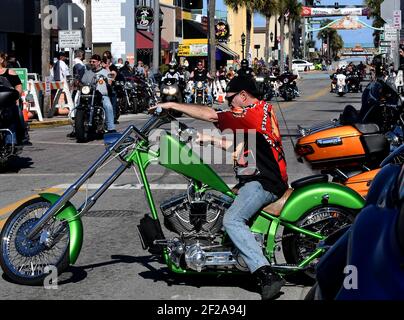 Daytona Beach, Stati Uniti. 10 marzo 2021. I motociclisti si scendono lungo Main Street durante l'ottantesimo anno dell'evento annuale della settimana della bicicletta di Daytona Beach. Poche persone sono state viste indossare maschere o praticare la distanza sociale e alcuni si preoccupano che l'incontro potrebbe diventare un evento di superspreader come la pandemia del coronavirus continua. Credit: SOPA Images Limited/Alamy Live News Foto Stock