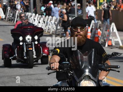 Daytona Beach, Stati Uniti. 10 marzo 2021. I motociclisti si scendono lungo Main Street durante l'ottantesimo anno dell'evento annuale della settimana della bicicletta di Daytona Beach. Poche persone sono state viste indossare maschere o praticare la distanza sociale e alcuni si preoccupano che l'incontro potrebbe diventare un evento di superspreader come la pandemia del coronavirus continua. Credit: SOPA Images Limited/Alamy Live News Foto Stock