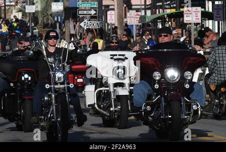 Daytona Beach, Stati Uniti. 10 marzo 2021. I motociclisti si scendono lungo Main Street durante l'ottantesimo anno dell'evento annuale della settimana della bicicletta di Daytona Beach. Poche persone sono state viste indossare maschere o praticare la distanza sociale e alcuni si preoccupano che l'incontro potrebbe diventare un evento di superspreader come la pandemia del coronavirus continua. Credit: SOPA Images Limited/Alamy Live News Foto Stock