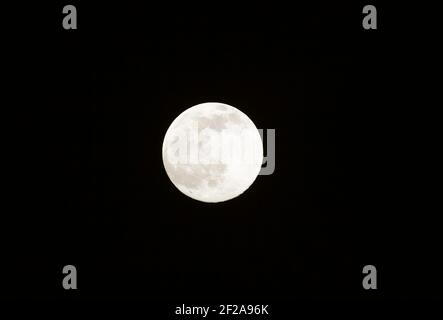 Moon visto il 26th febbraio 2021 dal lato orientale di Edimburgo, Scozia, Regno Unito Foto Stock