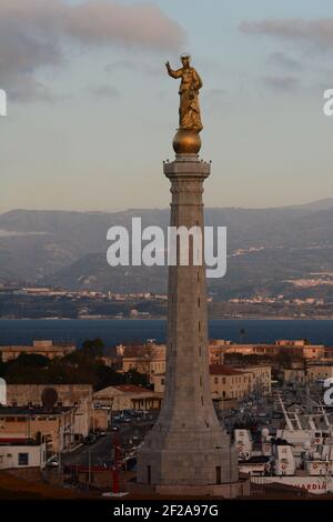 Vista sul monumento Stele della Madonna della Lettera. Porto di Messina. Sicilia. Italia Foto Stock