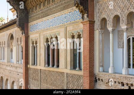 Un ornato finestre e archi nel Alcazar di Siviglia, o Palazzo Alcazar di Siviglia, Spagna Foto Stock