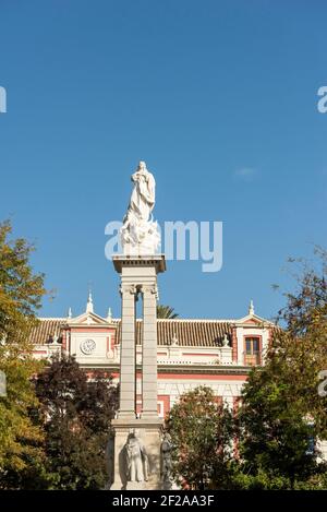 Il Monumento a la Inmaculada Concepcion o monumento al immacolata concezione Plaza del Triunfo a Siviglia, Spagna Foto Stock