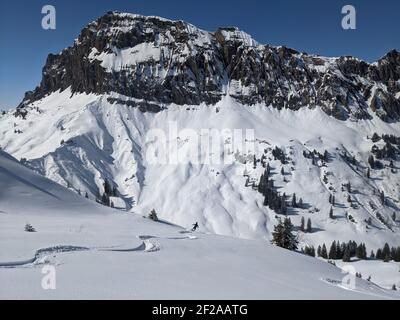 Prima linea nella neve profonda. Tour con sci in montagna. Vista del Monte Mieserenstock. Panorami fantastici e una polveriera Foto Stock