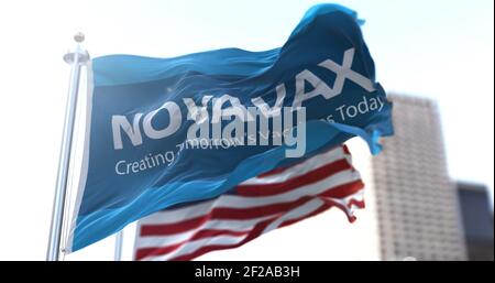 Gaithersburg, MD, USA, 28 gennaio 2021: Bandiera con il logo Novavax che sventola nel vento con la bandiera americana sullo sfondo. Novavax ha annunciato lo sviluppo Foto Stock
