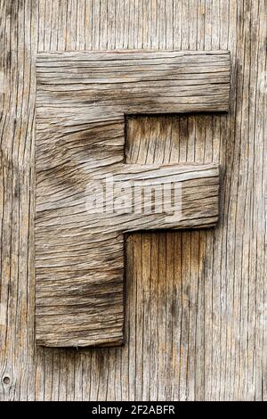 Lettera F segato da legno intemperie Foto Stock