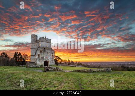 Donnington Castle all'alba con vista sulla città di Newbury, Newbury, Berkshire, Inghilterra, Regno Unito, Europa Foto Stock