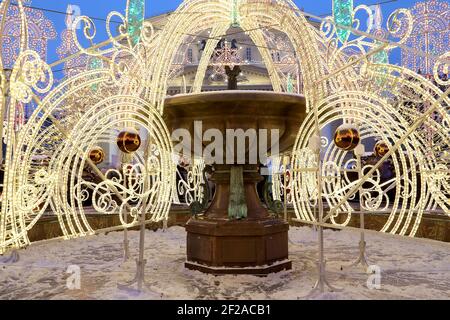 Fontana elettrica di notte, illuminata durante il natale vicino al Teatro Bolshoi (grande, Grande o Grande Teatro, anche scritto Bolshoy), Mosca, Russia Foto Stock