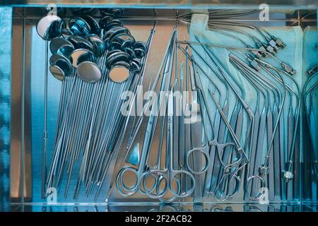 Strumenti medici per orecchio, naso e gola. Durata fissa degli utensili su vassoio in metallo Foto Stock