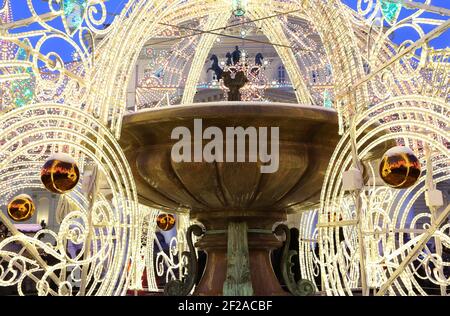 Fontana elettrica di notte, illuminata durante il natale vicino al Teatro Bolshoi (grande, Grande o Grande Teatro, anche scritto Bolshoy), Mosca, Russia Foto Stock