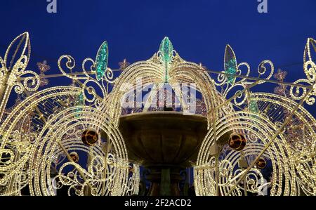 Fontana elettrica di notte, illuminata durante il natale vicino al Teatro Bolshoi (grande, Grande o Grande Teatro, anche scritto Bolshoy), Mosca, Russia Foto Stock