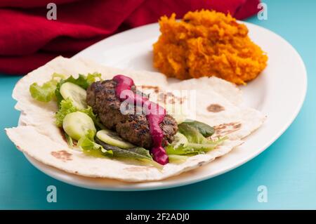 koobideh polpettine di manzo su pane piatto fatto in casa e salsa di barbabietole Foto Stock