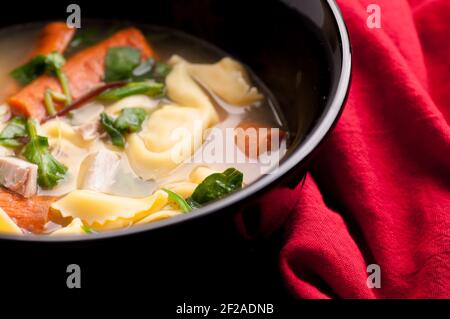 ricco zuppa di tortellini di pasta con pollo e verdure fresche Foto Stock