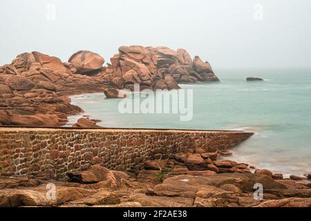 Oceano atlantico costa in Bretagna vicino Ploumanach, Francia. Foto Stock