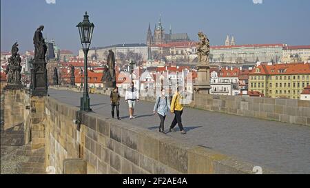 Praga, Repubblica Ceca - Marzo 20 2020: Incoronavirus covid-19 immagine di Ponte Carlo vuoto con turisti indossare maschera di protezione Foto Stock