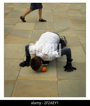 Myles Anderson rotolò un miglio arancione attraverso la città Di Londra in 1 ora e 14 minuti in un Tentativo di entrare nel libro di Guiness dei record che era Raccolta anche di denaro per Action Aid.pic David Sandison 22/3/2002 Foto Stock