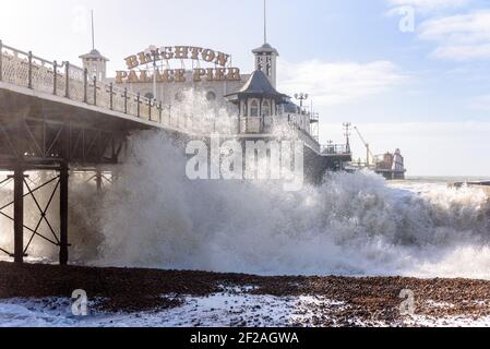 Brighton & Hove, Regno Unito. 11 MARZO 2021. Onde enormi al molo di Brighton Palace mentre i venti alti batte la costa meridionale. Foto ©Julia Claxton Credit: Julia Claxton/Alamy Live News Foto Stock