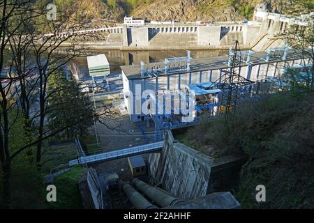 Stechovice, Repubblica Ceca - Aprile 16 2020: Centrale idroelettrica con turbine Kaplan sul fiume Moldava Cascade con lago artificiale Foto Stock