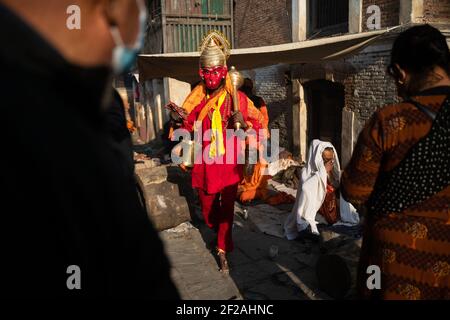 Kathmandu, Nepal. 11 Marzo 2021. Un uomo santo indù vestito come scimmia indù, dio Hanuman partecipa al festival Maha Shivaratri al tempio di Pashupati.i devoti indù del Nepal e dell'India vengono a questo tempio per partecipare al festival Shivaratri, uno dei più grandi festival indù dedicati a Lord Shiva e celebrati da devoti di tutto il mondo. Credit: SOPA Images Limited/Alamy Live News Foto Stock