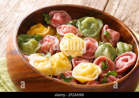 Deliziosi gnocchi organici realizzati con impasto colorato da vicino in una ciotola sul tavolo. Orizzontale Foto Stock