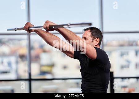 Kickboxer che fa un circuito di allenamento per il condizionamento in palestra Foto Stock