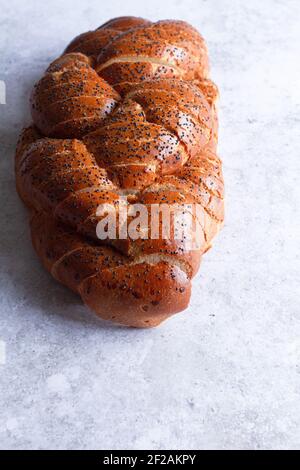 Pane affettato intrecciato sfidah con vista dall'alto dei semi di papavero. Foto Stock