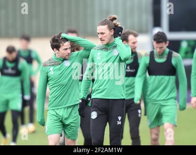 Tranent, Ormiston, East Lothian.Scotland. UK .11 Marzo 21 L/r Hibernian Lewis Stevenson & Jackson Irvine sessione di allenamento per la partita di premiership scozzese contro Ross County Credit: eric mcowat/Alamy Live News Foto Stock