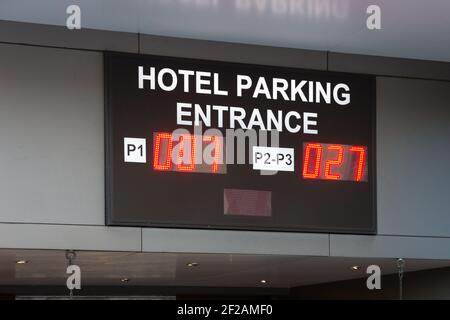 Cartello d'ingresso del parcheggio dell'hotel su un edificio che indica la disponibilità di concetto di parcheggio con tecnologia elettronica o digitale Foto Stock