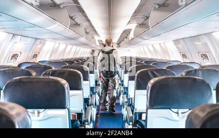 Vista interna dell'aeroplano commerciale con il viaggiatore solitario - Concetto di viaggio di emergenza sulla cancellazione del volo Foto Stock