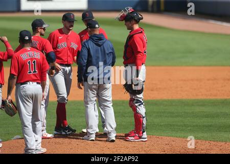 Martedì 9 marzo 2021; il manager dei Boston Red Sox di Port Charlotte Joey Cora esce per parlare con il suo lanciatore durante una partita di baseball di allenamento primaverile al Charlotte Sports Complex. I Rays hanno battuto i Red Sox 11-3 (Kim Hukari/Image of Sport) Foto Stock