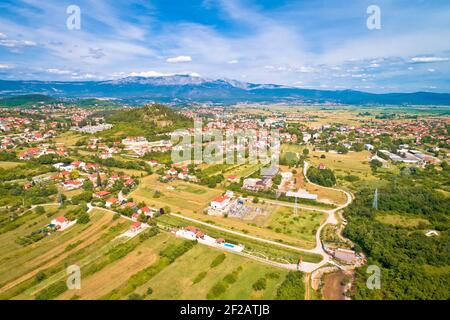 Sinj. Città di Sinj e Cetinaka Krajina vista panoramica, Dalmazia regione interna della Croazia Foto Stock