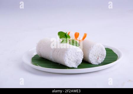 Puttu, torta al vapore, puttu di riso crudo bianco, maavu pacharisi puttu  prima colazione prodotto utilizzando farina di riso che è guarnito con carota e foglia di menta e. Foto Stock