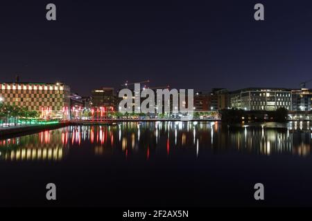 Dawn - Reflection in Grand Canal Dock, Dublino; riflessione, alba, mattina presto, acqua, calma, piatta, bacino d'acqua, banchina in silicone di dublino Foto Stock