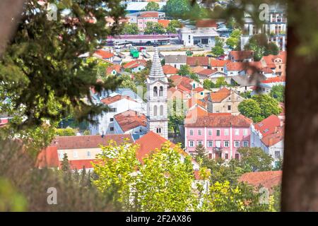 Città di Sinj in Dalmazia Hinterland chiesa e vista centro, Croazia meridionale Foto Stock