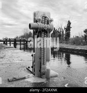 Meccanismo di bloccaggio del canale in legno e metallo coperto di ghiaccio, meccanismo di bloccaggio del Canal Grande coperto di ghiaccio da congelamento a spruzzo d'acqua su di esso, bianco e nero, b&w, Foto Stock