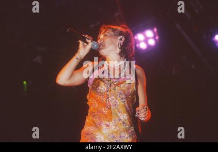 Cerys Matthews si esibisce a Catatonia al Glastonbury Festival 1998. Somerset, Inghilterra, Regno Unito. Foto Stock