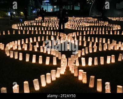 Tokyo, Giappone. 11 Marzo 2021. La gente guarda le lanterne di carta illuminate per le vittime del terremoto e dello tsunami del Giappone del 11 marzo 2011 durante il decimo anniversario dal disastro. Credit: AFLO/Alamy Live News Foto Stock