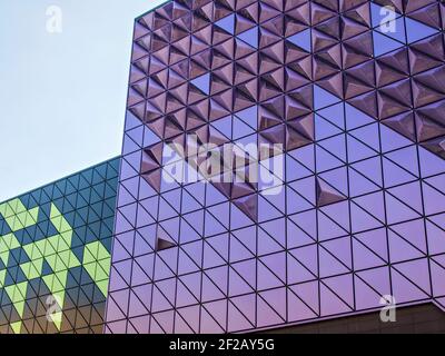 Facciata di un edificio moderno. Forme geometriche viola e lilla. Foto Stock