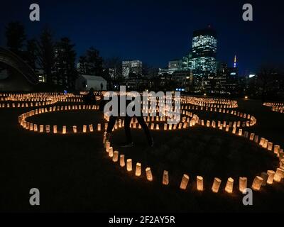 Tokyo, Giappone. 11 Marzo 2021. La gente guarda le lanterne di carta illuminate per le vittime del terremoto e dello tsunami del Giappone del 11 marzo 2011 durante il decimo anniversario dal disastro. Credit: AFLO/Alamy Live News Foto Stock
