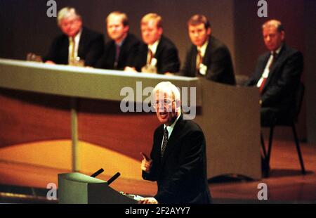 Conferenza liberaldemocratici Harrogate 1999 settembre 99Jim Wallace MP, Vice primo Ministro dell'Esecutivo Scozzese, si prepara ad affrontare la conferenza. Foto Stock