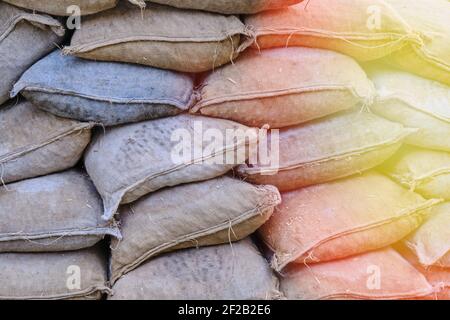 Borse per proteggere la fortezza in battaglia. Sandbags vintage con texture. Rivestimento parete di protezione contro le alluvioni in sacchi di sabbia. Foto Stock